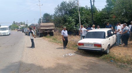 Tovuzda minik avtomobili yük maşınına çırpılıb, bir nəfər xəsarət alıb