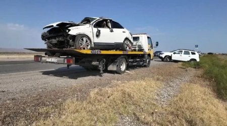 Hacıqabulda avtomobil beton arakəsməyə çırpıldı, bir nəfər öldü