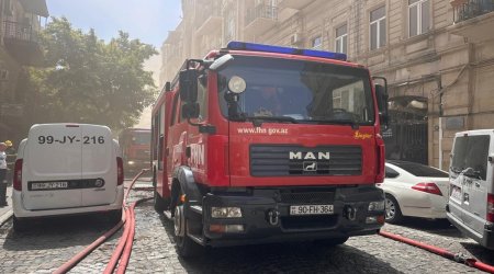 Bakının mərkəzində binada yanğın başlayıb, sakinlər təxliyə edilib