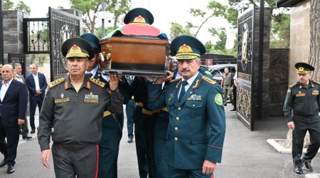 Nazir generalın dəfnində iştirak edib