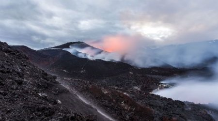 На Камчатке эвакуируют застрявших на вулкане туристов. Среди них и гражданка Азербайджана