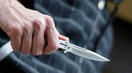 Ağdaşda kişi həyat yoldaşı və 17 yaşlı oğlunu bıçaqlamaqda şübhəli bilinir
