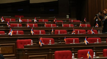 Ermənistan parlamentində müxalifət iclası boykot edib