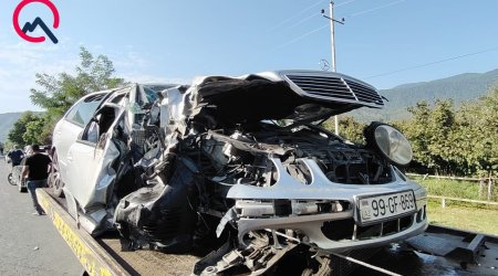 Balakəndə maşın dirəyə çırpılıb, xəsarət alanlar var