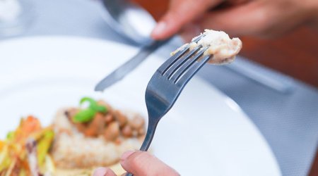 Bakıda kişi yemək yeyərkən boğazını bıçaqla deşib, ölüb