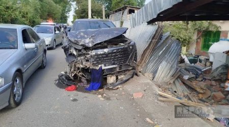 Bərdədə avtomobil yaşayış evinə çırpılıb, xəsarət alanlar var