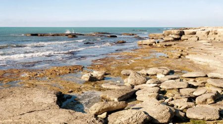Aktau sahillərində yaxta qayaya çırpılıb, iki nəfər ölüb