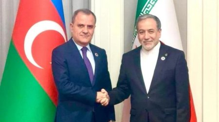 Ceyhun Bayramov Abbas Əraqçi ilə regional məsələləri müzakirə edib