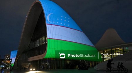 Heydər Əliyev Mərkəzi Özbəkistan bayrağının rəngləri ilə işıqlandırılıb