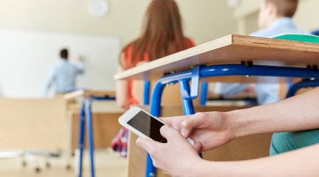Mobil telefonlardan həddindən artıq istifadə şagirdlərin nəticələrinə mənfi təsir göstərə bilər - Tİ