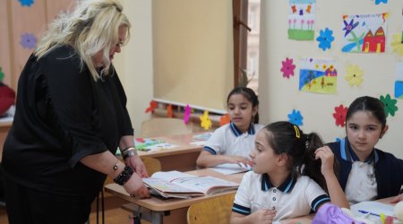 Valideynlərin 63%-i övladından həftədə azı bir dəfə gününün necə keçdiyini soruşur