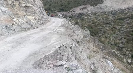 Xınalıq yolunda sürüşmə olub