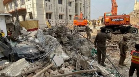 
Pakistanda bomba yüklü maşın məscidə çırpılıb -Ölənlər var