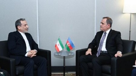 Ceyhun Bayramov iranlı həmkarı ilə regional məsələləri müzakirə edib
