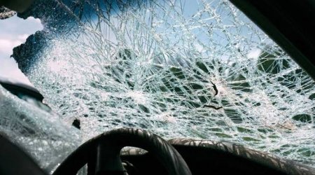 В Сальяне три человека пострадали при опрокидывании автомобиля