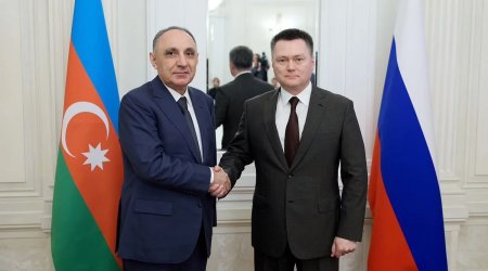 Kamran Əliyev Rusiyanın Ali Məhkəməsinin sədrinə yubiley medalı təqdim edib