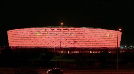 Bakı Olimpiya Stadionu və Heydər Əliyev Mərkəzi Çin bayrağının rəngləri ilə işıqlandırılıb