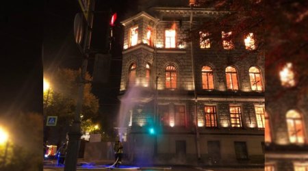 Sankt-Peterburqda Millerin tarixi malikanəsi yanır