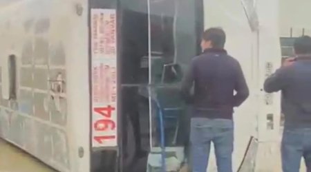 Bakıda sərnişin avtobusu aşıb