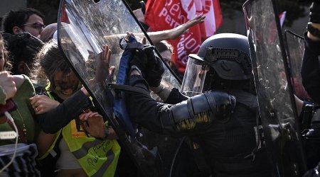 Протесты учащихся и хаос во Франции: Макрон созывает экстренное совещание