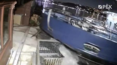 В Стамбуле катер протаранил 200-летний особняк на берегу Босфора