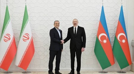 İlham Əliyev və Pezeşkianla görüşüb