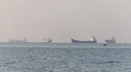 ABŞ Oman körfəzində yük gəmisinə zərbə endirib