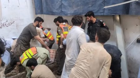
Pakistanda məktəbin damı uçdu -27 şagird öldü