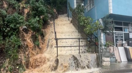 
İstanbulda seldə ölənlərin sayı 3-ə çatıb, 4 nəfər itkin düşüb