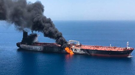 
Hörmüz boğazında iki tanker minaya düşərək yanıb