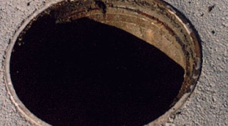 Bakıda açıq yağış kanalizasiya quyusuna görə AAYDA rəsmisi 2 000 manat cərimələnib