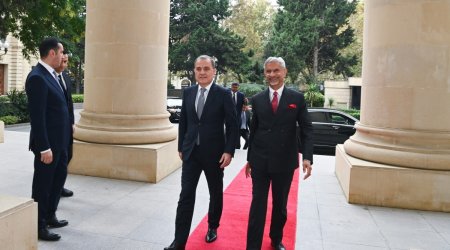 
Azərbaycan və Hindistan XİN rəhbərlərinin görüşü başlayıb