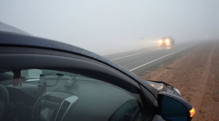В Азербайджане из-за тумана и осадков ограничена видимость на автодорогах