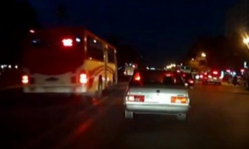 В Баку автобус сбил женщину с ребенком и скрылся