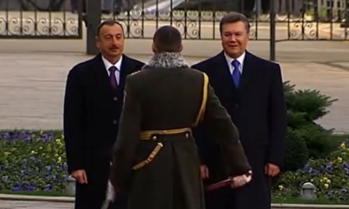 Необычный «финт» украинского гвардейца перед Ильхамом Алиевым ВИДЕО