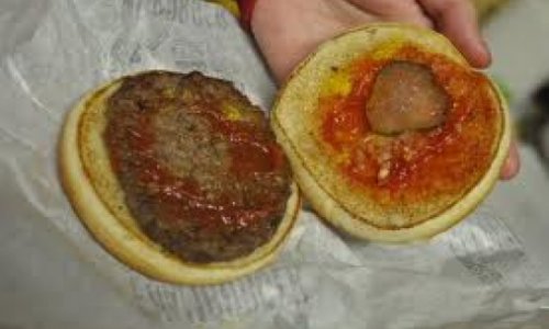 Сотрудник McDonald's плюнул в гамбургер полицейского