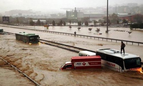 Дожди парализовали движение транспорта в  Турции