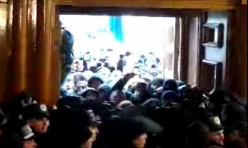 Оппозиция захватила здание мэрии КиеваВИДЕО