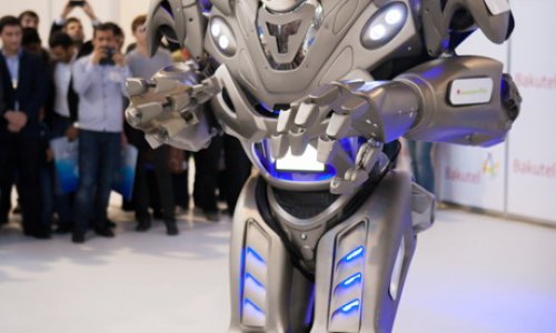 Робот Титан показал шоу в Баку -ФОТО