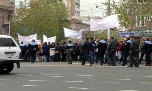 В Ереване началась потасовка между полицией и протестующими