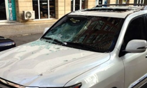 Сильный ветер обрушил окно высотки на Lexus популярного певца -ФОТО
