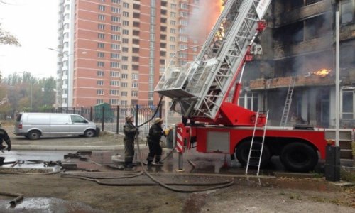 В Баку горит многоэтажный жилдом