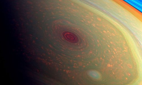 Cфотографирован "шестигранный шторм" на Сатурне -ФОТО
