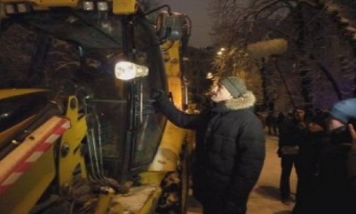 Кличко остановил трактор, пытающийся снести баррикады -ВИДЕО