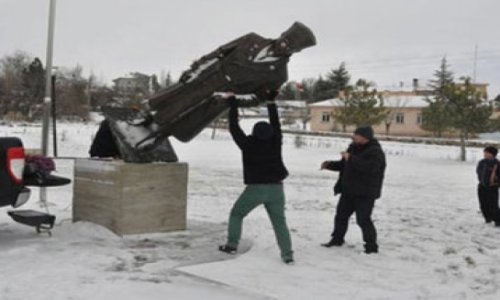 В Турции снесли памятник Ататюрку -ВИДЕО