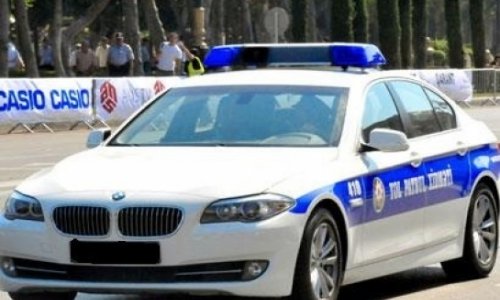 На улице в центре Баку ограничено движение транспорта