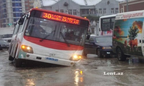 В Баку автобусы провалились в яму