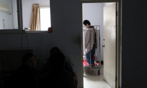 Китаянка 40 лет держала сына в клетке -ФОТО+ВИДЕО