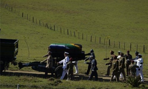 В ЮАР похоронили Нельсона МанделуФОТО