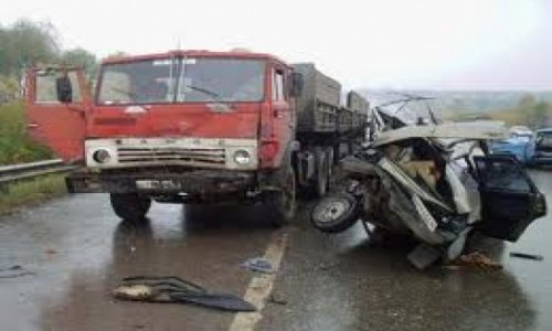 В Баку столкнулись грузовик и автобус